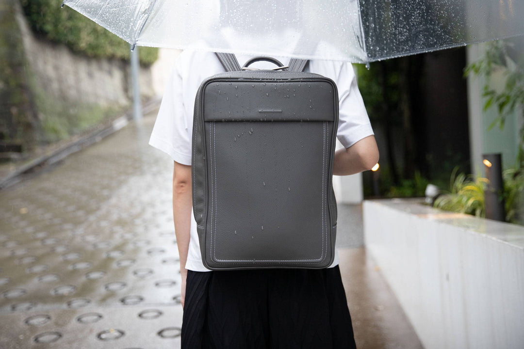 梅雨のシーズンも快適に動ける防水レザーのPCバッグ